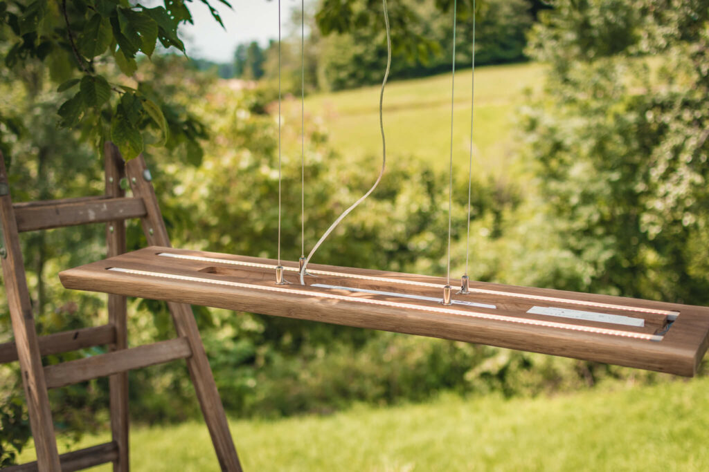 Lichten Lampe aus Eichenholz in abgehängter Variante Ansicht von Oben